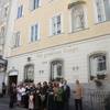 Bei der offiziellen 'Einweihung' der von Familie Pernpointner gestifteten Goldhaube am Residenzplatz