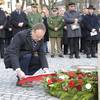 Gedenkstunde am Mahnmal für die Opfer des Nationalsozialismus: Bürgermeister Urban Mangold legt im Namen der Stadt Passau einen Kranz nieder.