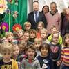 Vernissage: „Frühling ist es, welch ein Glück!“ Basteleien und Bilder zu diesem Thema haben die Vorschulkinder des Kindergartens St. Severin in der Europabücherei präsentiert.