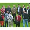 Vor dem Start des Benefizspiels mit dem FC Bayern München zugunsten der Passauer Flutgeschädigten: Urban Mangold mit Politikern der Region und Karl Heinz Rummenigge auf dem Spielfeld des Dreiflüssestadions