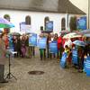 Vor dem Fürstensteiner Schloss versammelten sich knapp ÖDP-Mitglieder, um anlässlich des Besuchs des EU-Parlamentspräsidenten Martin Schulz gegen TTIP zu demonstrieren. Redner waren Agnes Becker und Urban Mangold.