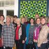 Bei der Eröffnung der Ausstellung „Text trifft Textil“ der Patchworkgruppe Passau in der Europabücherei